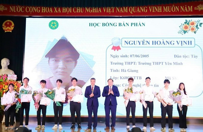 Học bổng "Tôi yêu quê hương" tạo nhiều cơ hội cho học sinh ở những vùng, miền còn khó khăn. Ảnh: website nhà trường image007.jpg