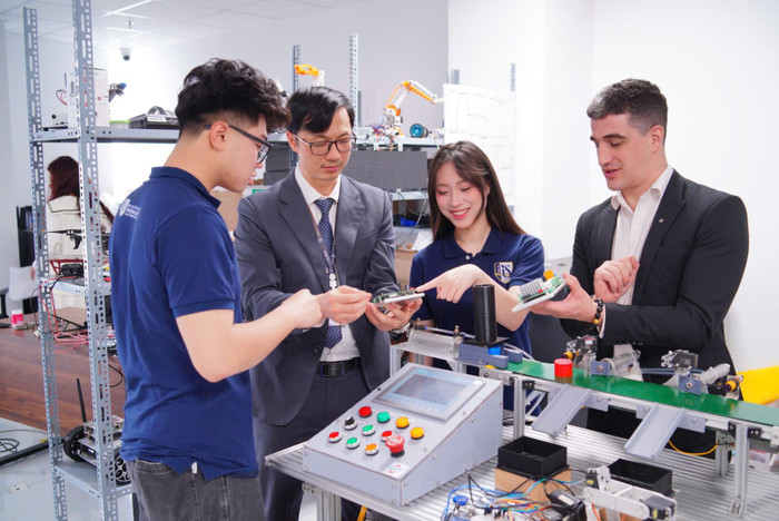 Môi trường học tập tại Trường Quốc tế - Đại học Quốc gia Hà Nội có định hướng quốc tế mạnh mẽ. Ảnh: website nhà trường z6357091929350-b2e2718b46c218130c4c2b35d6c85ff3.jpg