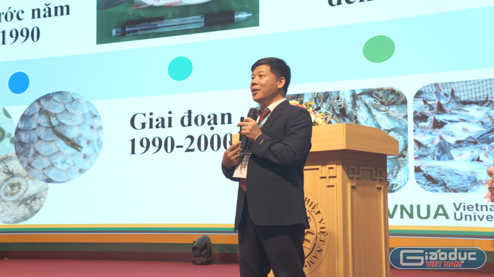 Phó Giáo sư, Tiến sĩ Kim Văn Vạn - Trưởng khoa Thủy sản, Học viện Nông nghiệp Việt Nam trình bày báo cáo. gdvn-1.jpg