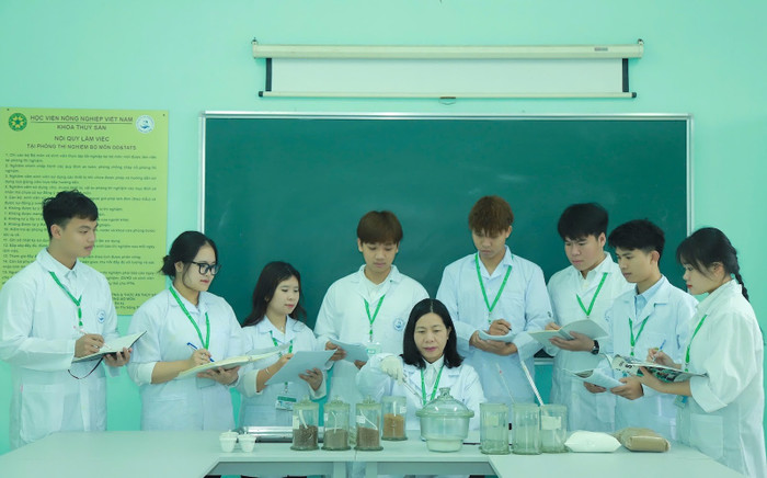 Phó Giáo sư, Tiến sĩ Trần Thị Nắng Thu hướng dẫn sinh viên nghiên cứu. Ảnh: NTCC Phó Giáo sư, Tiến sĩ Trần Thị Nắng Thu hướng dẫn sinh viên nghiên cứu. Ảnh: NTCC