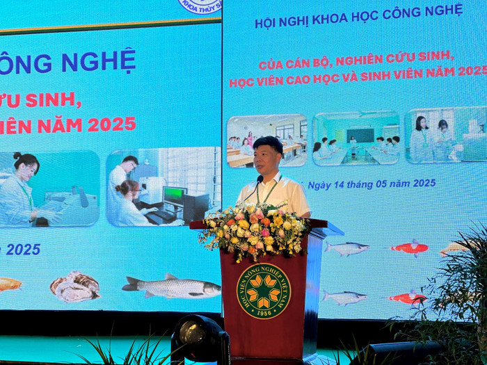 Phó Giáo sư, Tiến sĩ Kim Văn Vạn chia sẻ tại Hội nghị Phó Giáo sư, Tiến sĩ Kim Văn Vạn chia sẻ tại Hội nghị