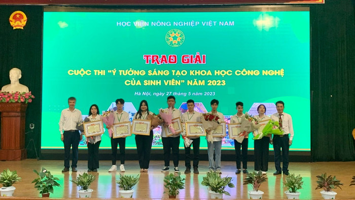 Sinh viên Khoa Tài nguyên và Môi trường, Học viện Nông nghiệp Việt Nam nhận giải thưởng Cuộc thi “Ý tưởng sáng tạo khoa học công nghệ của sinh viên” năm 2023. Ảnh: NVCC giai.png
