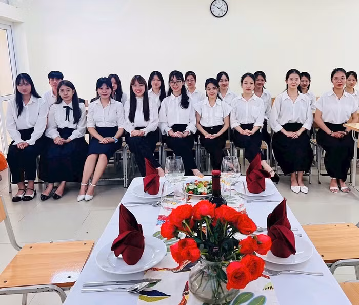 Sinh viên Quản trị văn phòng - Học viện Quản lý giáo dục trong một giờ thực hành Phát triển kỹ năng cá nhân. Ảnh: NVCC