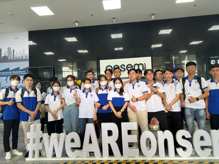 Sinh viên Trường Đại học Sư phạm Kỹ thuật Hồ Chí Minh tham quan và học tập tại Công ty On Semiconductor. Ảnh: NTCC 1.jpg