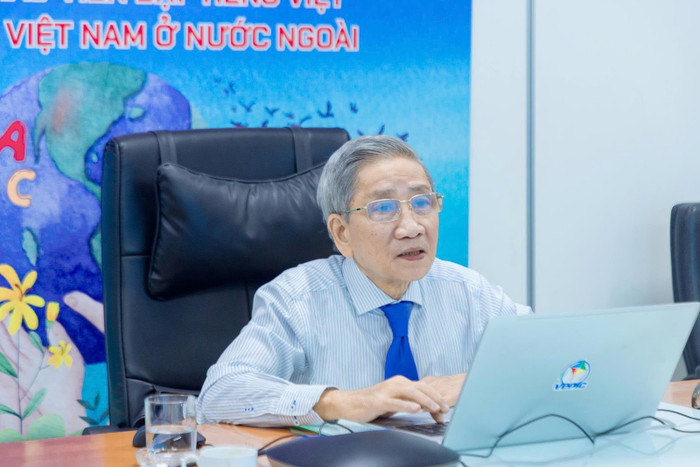 Giáo sư, Tiến sĩ Nguyễn Minh Thuyết trình bày chuyên đề Giáo sư, Tiến sĩ Nguyễn Minh Thuyết trình bày chuyên đề