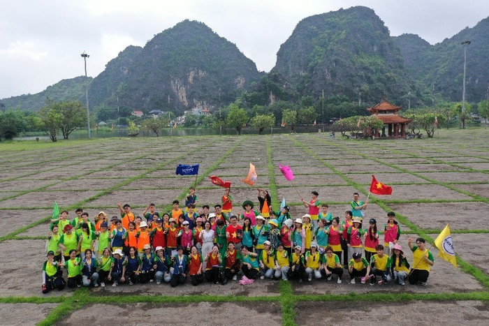 Sinh viên tham gia học phần Thiết kế và điều hành tour tại Cố Đô Hoa Lư. Ảnh: NTCC anh-2.jpg