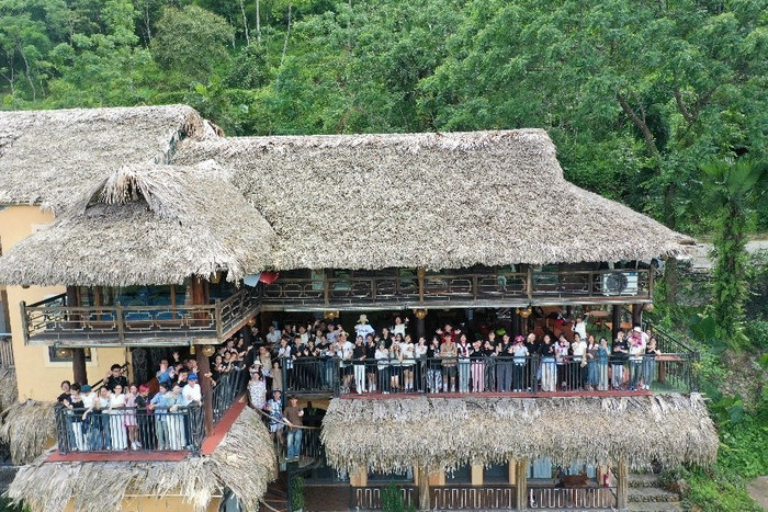 Sinh viên tham gia học phần Nghiệp vụ hướng dẫn và hoạt náo du lịch, Resort & Nha Hang Bản Đôn. Ảnh: NTCC 3.jpg