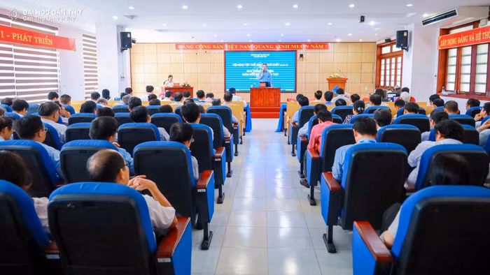 Hội nghị tập thể cán bộ chủ chốt (bước 3) nhằm triển khai quy trình kiện toàn, bổ nhiệm Giám đốc Đại học Cần Thơ. Ảnh: website nhà trường.