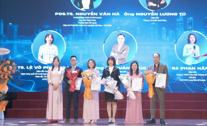 Ban giám khảo đêm chung kết Cuộc thi Chìa khóa thành công năm 2025. Ảnh: Đào Hiền Ban giám khảo đêm chung kết Cuộc thi Chìa khóa thành công năm 2025. Ảnh: Đào Hiền