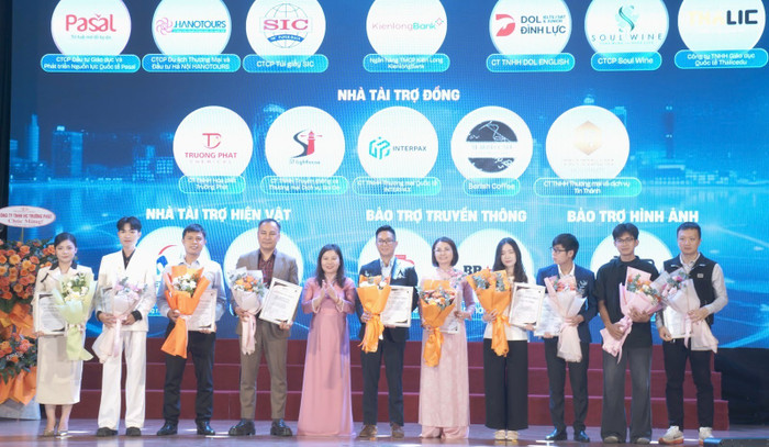 PGS.TS Nguyễn Vân Hà - Trưởng khoa Khoa Quản trị Kinh doanh, Học viện Ngân hàng trao hoa cho các nhà tài trợ. Ảnh: Đào Hiền PGS.TS Nguyễn Vân Hà - Trưởng khoa Khoa Quản trị Kinh doanh, Học viện Ngân hàng trao hoa cho các nhà tài trợ. Ảnh: Đào Hiền