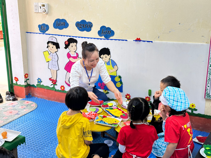 Nghề giáo viên mầm non đòi hỏi thời gian ở lớp kéo dài, bao gồm nhiều công việc. Ảnh minh họa: Đào Hiền img-3057.jpg