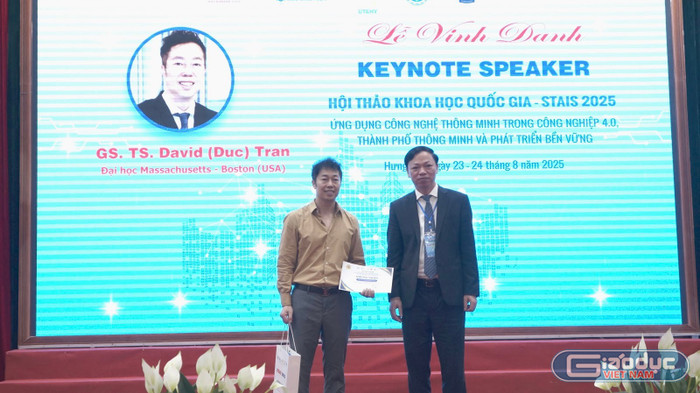 PGS.TS Bùi Trung Thành trao giấy chứng nhận Keynote cho diễn giả David (Duc) Tran gdvn-ad-4nxcemsrr0ov-uoclwvz6twdby1e2boqqhkxeeprpf6c6tup5-m-fg7nlwlj1nllzwlg7gzz-507vq3jn2ajpttsuaitqzdytohlblrmxoyspohn6rahls1arvai65rqowuclnzue.jpg