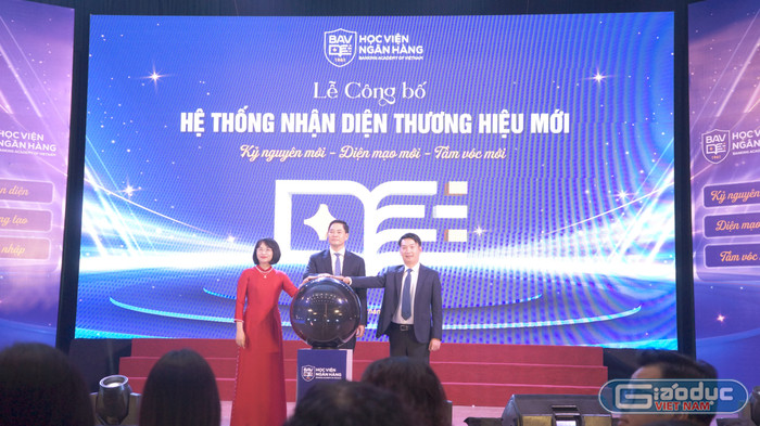 Ban lãnh đạo Học viện Ngân hàng thực hiện nghi thức công bố hệ thống nhận diện thương hiệu mới gdvn-1-19.jpg