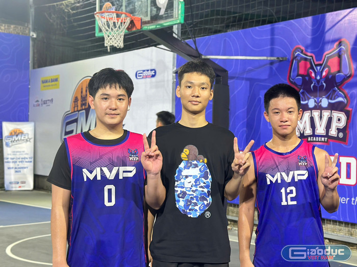 Em Trịnh Văn Minh (áo đen) là cổ động viên của đội bóng rổ MVP. gdvn-2-5750.jpg