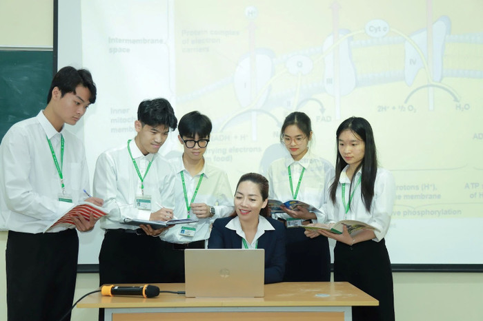 Tiến sĩ Nguyễn Thị Thúy Hạnh và sinh viên Khoa Công nghệ sinh học. Ảnh: VNUA 2.jpg