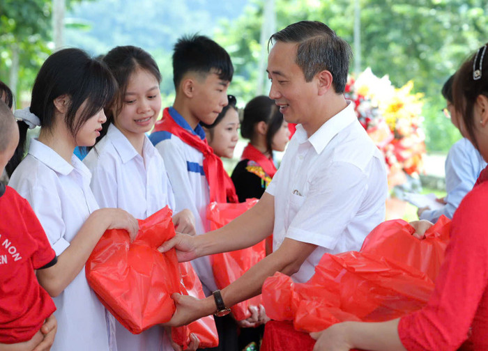 Ông Nguyễn Chí Bính – Phó Tổng Giám đốc Nhà xuất bản Giáo dục Việt Nam đã trao tặng sách cho các em học sinh. Ảnh: website NXBGDVN. image-20250829171407-1.jpg