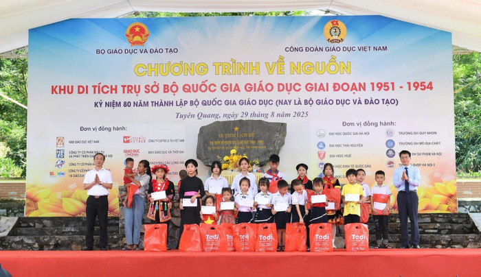 Các phần quà của NXBGDVN chính là lời động viên, khích lệ tinh thần, tiếp thêm niềm tin cho các em học sinh nghèo vững bước đến trường. Ảnh: website NXBGDVN. z6957783560313-aeda7450b1a6f79a5cb96fa481b31efa1.jpg