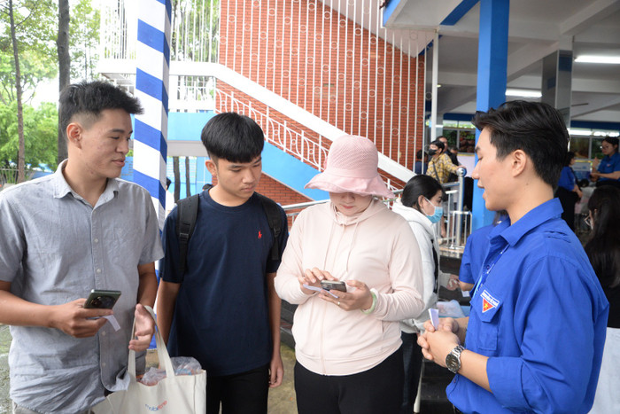 Phụ huynh Nguyễn Thị Thu Hà, mẹ của tân sinh viên Lâm Trường cảm thấy rất yên tâm khi được nhà trường hỗ trợ tìm nhà trọ cho con Phụ huynh Nguyễn Thị Thu Hà, mẹ của tân sinh viên Lâm Trường cảm thấy rất yên tâm khi được nhà trường hỗ trợ tìm nhà trọ cho con