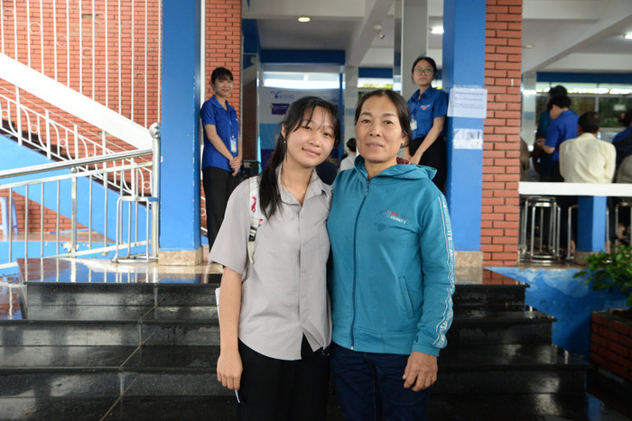 Em Dương Thị Út Diệu, tân sinh viên ngành Quản trị Kinh doanh đến từ Lâm Đồng rạng rỡ hạnh phúc khi có mẹ đồng hành trong ngày nhập học Em Dương Thị Út Diệu, tân sinh viên ngành Quản trị Kinh doanh đến từ Lâm Đồng rạng rỡ hạnh phúc khi có mẹ đồng hành trong ngày nhập học