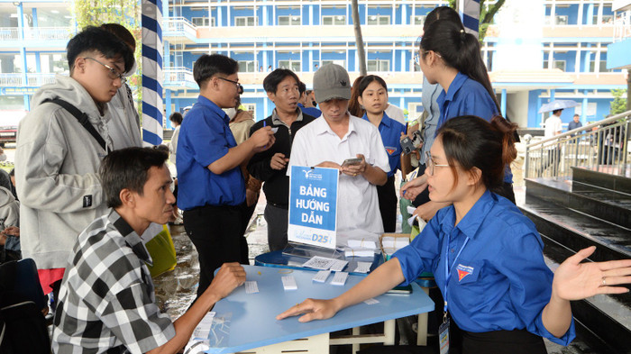Phụ huynh và sinh viên được đội ngũ cán bộ, giảng viên và sinh viên tình nguyện đón tiếp và hướng dẫn tận tình. Ảnh: NTCC Phụ huynh và sinh viên được đội ngũ cán bộ, giảng viên và sinh viên tình nguyện đón tiếp và hướng dẫn tận tình. Ảnh: NTCC