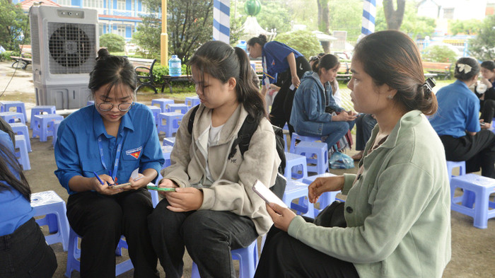 Phụ huynh Phùng Thị Thu Hằng, mẹ của tân sinh viên Gia Hiếu rất ấn tượng trước sự nhiệt tình hướng dẫn của đội ngũ sinh viên tình nguyện của nhà trường Phụ huynh Phùng Thị Thu Hằng, mẹ của tân sinh viên Gia Hiếu rất ấn tượng trước sự nhiệt tình hướng dẫn của đội ngũ sinh viên tình nguyện của nhà trường