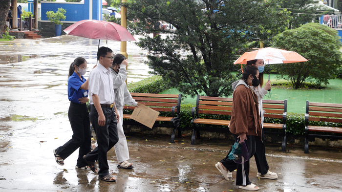 Phụ huynh và sinh viên được hỗ trợ nhiệt tình trong ngày nhập học tại Trường Đại học Thủ Dầu Một. Ảnh: NTCC Phụ huynh và sinh viên được hỗ trợ nhiệt tình trong ngày nhập học tại Trường Đại học Thủ Dầu Một. Ảnh: NTCC