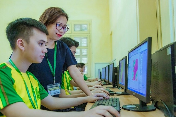 Sinh viên thực hành môn học Hệ thống thông tin địa lý (GIS). Ảnh: website trường qltnmt2-1.jpg