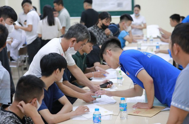 Từng bước trong quá trình nhập học đều có sự hướng dẫn tận tình từ các cán bộ, giảng viên phụ trách và các tình nguyện viên. screenshot-1756450248.png