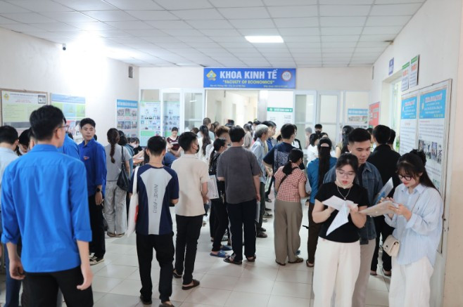 Phụ huynh và các tân sinh viên có mặt tại trường từ sớm để chuẩn bị thủ tục nhập học. screenshot-1756450207.png