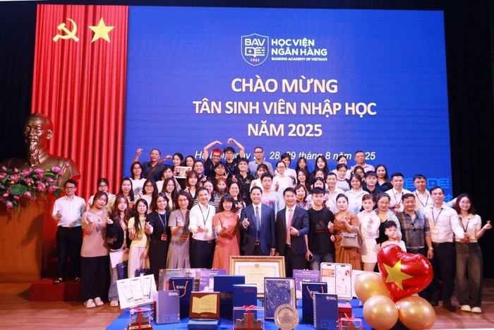 chao-don-tan-sinh-vien-nhap-hoc.jpg