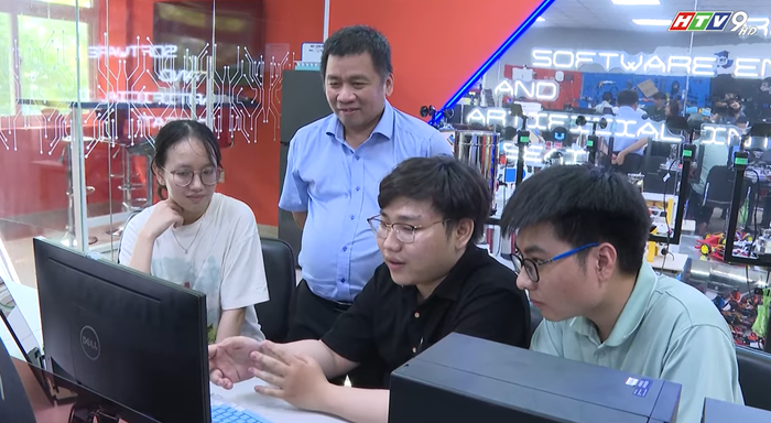Nhóm nghiên cứu URA (Unlimited Research Group of AI) do Phó Giáo sư, Tiến sĩ Quản Thành Thơ hướng dẫn. Ảnh: NTCC thay-tho-nckh.png