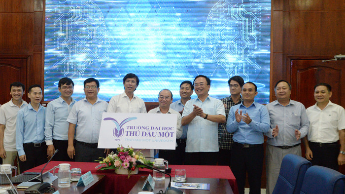 Lãnh đạo nhà trường cùng các đại biểu chụp hình lưu niệm Lãnh đạo nhà trường cùng các đại biểu chụp hình lưu niệm