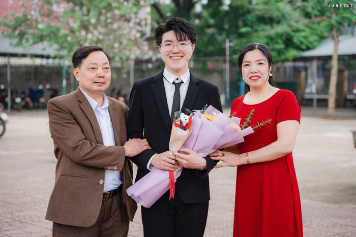 Sinh viên Lê Đình Hùng cùng phụ huynh. Ảnh: NVCC z6948042862583-a8937e80bdaedecd53150dbe048ef279.jpg