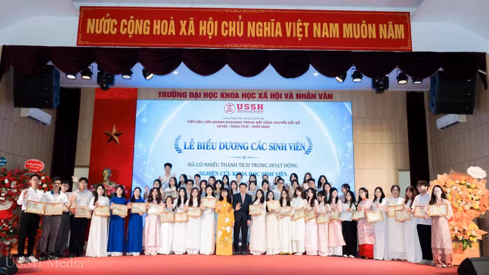 Lãnh đạo nhà trường trao giải thưởng nghiên cứu khoa học cho sinh viên.