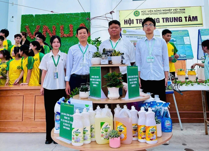 Khoa Tài nguyên và Môi trường, Học viện Nông nghiệp Việt Nam đã chế tạo ra nhiều sản phẩm an toàn, bảo vệ môi trường. Ảnh: NVCC hoat-dong.png