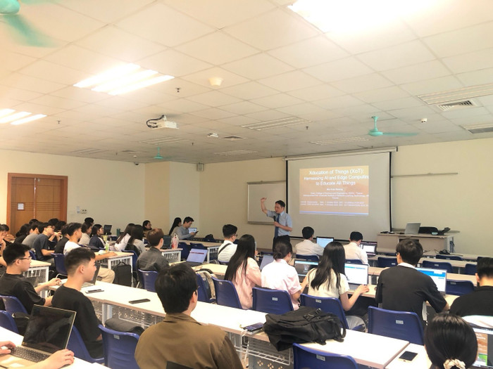 Sinh viên Khoa Công nghệ thông tin, Đại học Kinh tế Quốc dân trong một buổi chia sẻ với Giáo sư Hwang Wu Yuan (Trường Công nghệ, Đại học Quốc gia National Dong-Hwa, Đài Loan, Trung Quốc). Ảnh: NTCC cntt-neu.jpg