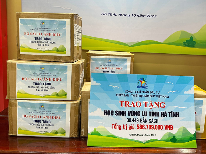 VEPIC trao tặng hơn 30.000 đầu sách cho học sinh vùng lũ Hà Tĩnh. Ảnh: Đào Hiền. img-2293.jpg