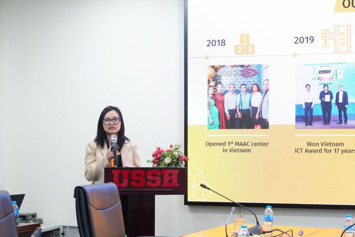 Các diễn giả trao đổi tại tọa đàm.