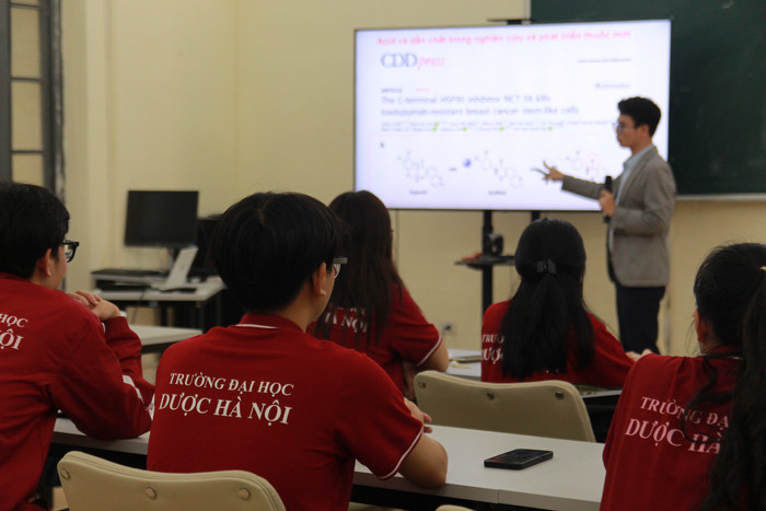 Sinh viên ngành Hóa học và Công nghệ sinh học tại Trường Đại học Dược Hà Nội vẫn được đào tạo bởi những giáo sư, phó giáo sư các ngành gần. Ảnh minh họa: website nhà trường. img-6925.jpg