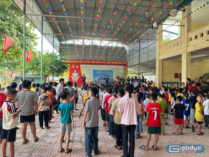 Học sinh Trường Tiểu học Tam Thái hào hứng chờ đợi những phần quà hỗ trợ từ VEPIC. Ảnh: Đào Hiền gdvn-1-14.jpg