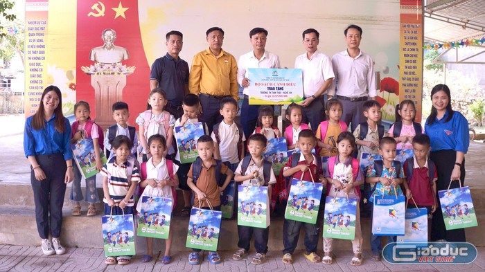 Công ty VEPIC trao tặng vật phẩm và tiền mặt đến Trường Tiểu học Tam Thái (Nghệ An). Ảnh: Đào Hiền gdvn-1-5.jpg