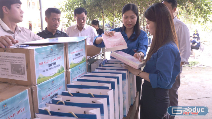Những phần quà thiết thực của VEPIC góp phần hỗ trợ thầy và trò tại các trường vượt qua giai đoạn khó khăn trước khi bước vào năm học mới. Ảnh: Đào Hiền gdvn-1-12.jpg