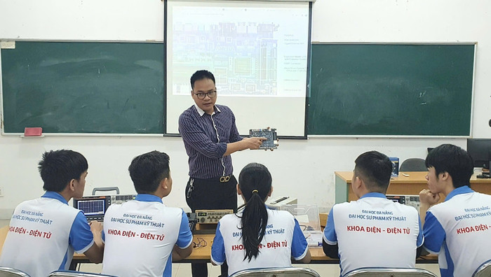 Tiến sĩ Trần Hoàng Vũ, Trưởng khoa Điện - Điện tử, Trường Đại học Sư phạm Kỹ thuật, Đại học Đà Nẵng hướng dẫn sinh viên. Ảnh: NVCC thay-vu.png