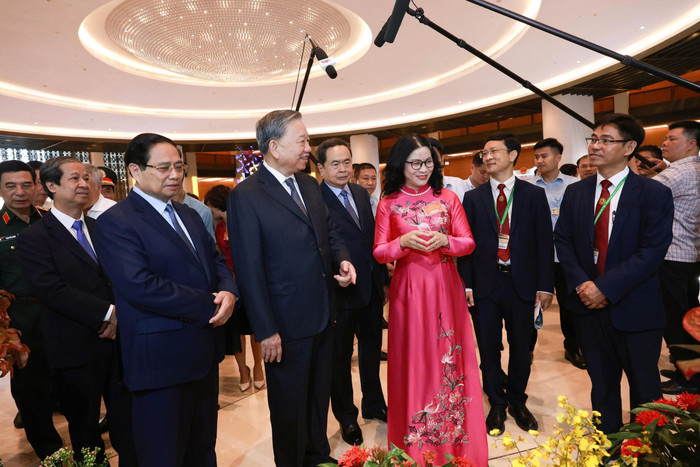 Tổng Bí thư Tô Lâm và các đồng chí Lãnh đạo Đảng, Nhà nước tham quan gian hàng triển lãm của Học viện Nông nghiệp Việt Nam. z7016971159350-d0d7645885d58054598d8150d7e415aa.jpg