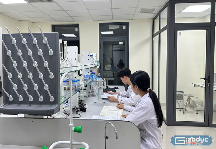 Cơ sở vật chất và trang thiết bị nghiên cứu dù đã được đầu tư vẫn chưa đồng bộ và hiện đại. Ảnh minh họa: Đào Hiền gdvn-dao-hien-nckh.jpg