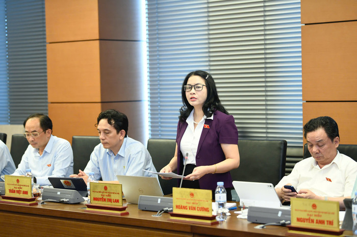 Đại biểu Quốc hội Nguyễn Thị Lan phát biểu tại thảo luận Tổ 1 về dự thảo Luật Tương trợ tư pháp z6733837766908-36f4e63146908a52d91b0ba9f3eab70f.jpg
