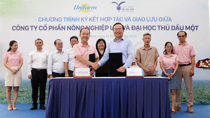 Tiến sĩ Đoàn Ngọc Xuân (áo xanh) và ông Phạm Quốc Liêm thực hiện nghi thức ký kết bản ghi nhớ hợp tác. z6930227355512-b5776fe8d36b410e49f22b2d29273fbf.jpg