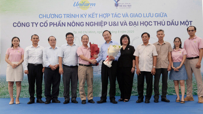 Các đại biểu tham dự buổi lễ ký kết. Ảnh: NTCC z6930227355526-019ed479262f2951886c0d2586c343b4.jpg