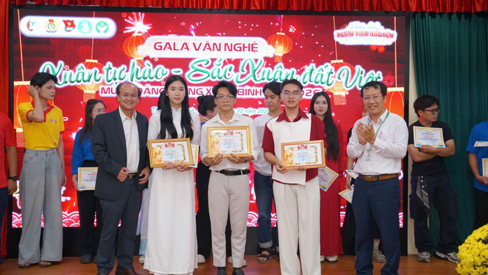 Sinh viên Trường Đại học Tài nguyên và Môi trường Thành phố Hồ Chí Minh nhận học bổng từ doanh nghiệp. Ảnh: website nhà trường.