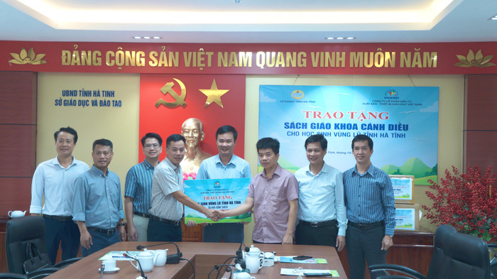 Đại diện các đơn vị chụp hình lưu niệm. Ảnh: Đào Hiền dsc04355.jpg